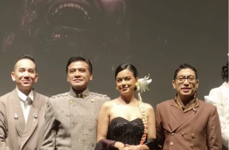 Main Film Horor Abadi Nan Jaya, Eva Celia Berjuang Lawan Panas