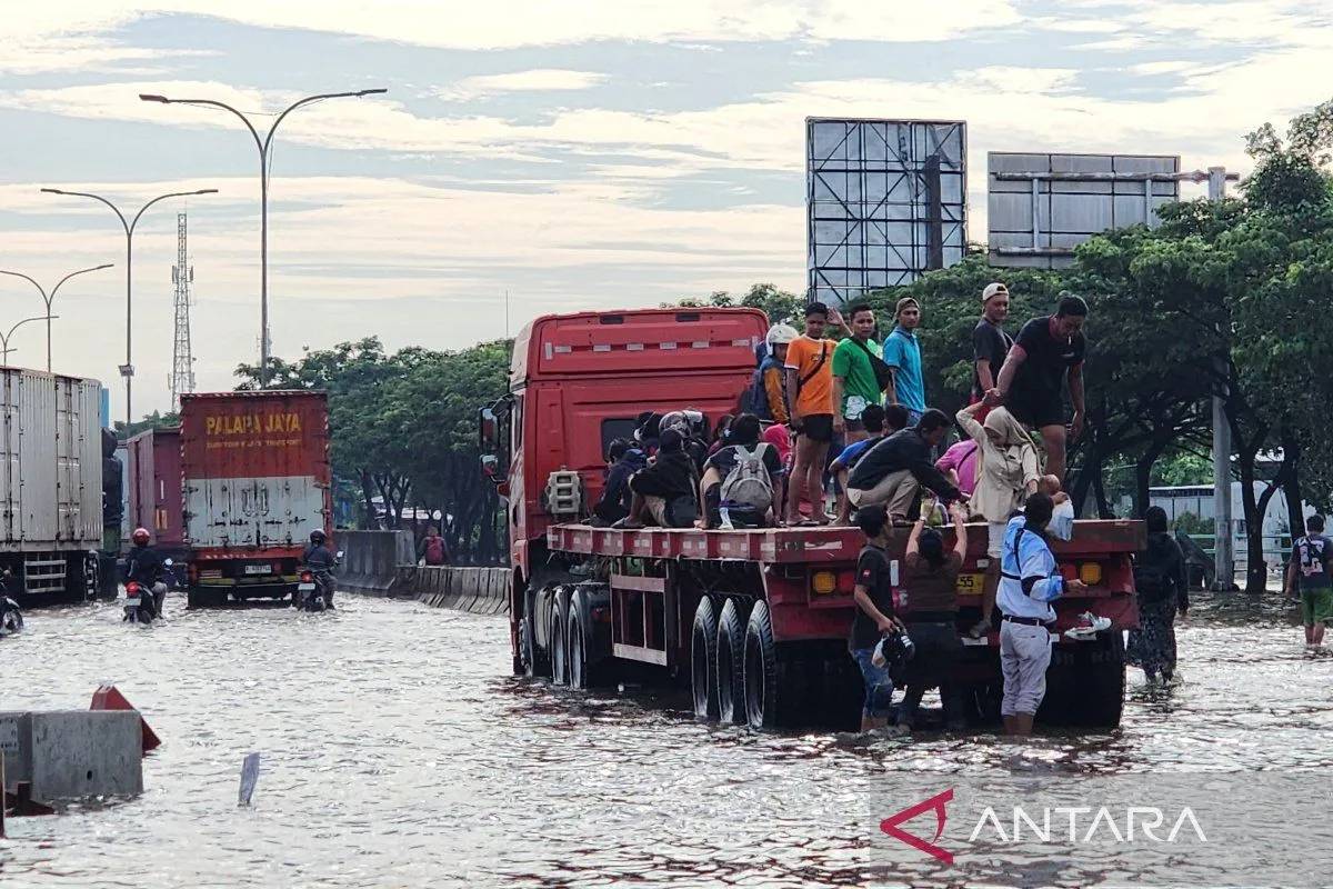Banjir di Kaligawe Genangi Jalan Pantura, Polisi Imbau Lewat Jalur Alternatif