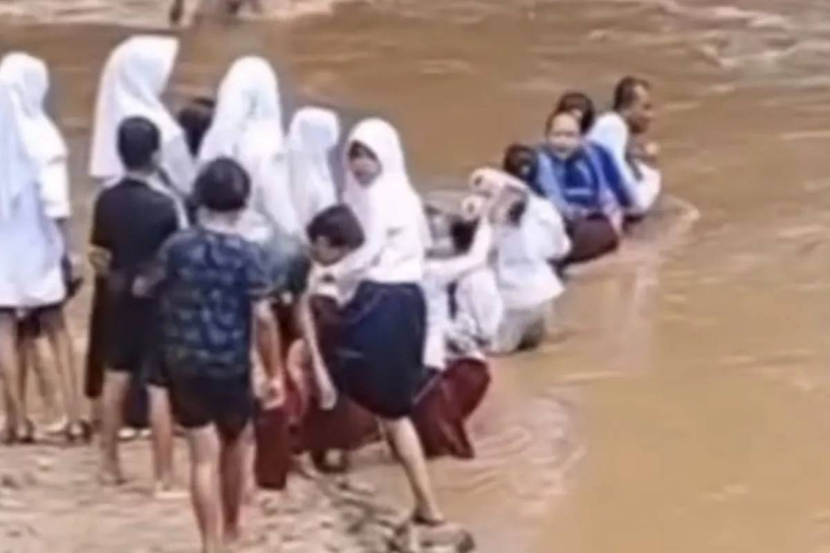 Viral! Anak SD dan SMP di Pandeglang Banten Terobos Sungai Deras demi Sekolah