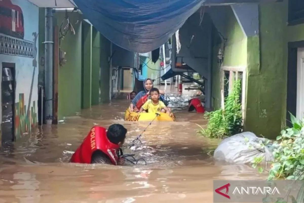 Sungai Ciliwung Meluap, 20 RT di Jakarta Banjir Setinggi 40 Cm hingga 120 Cm