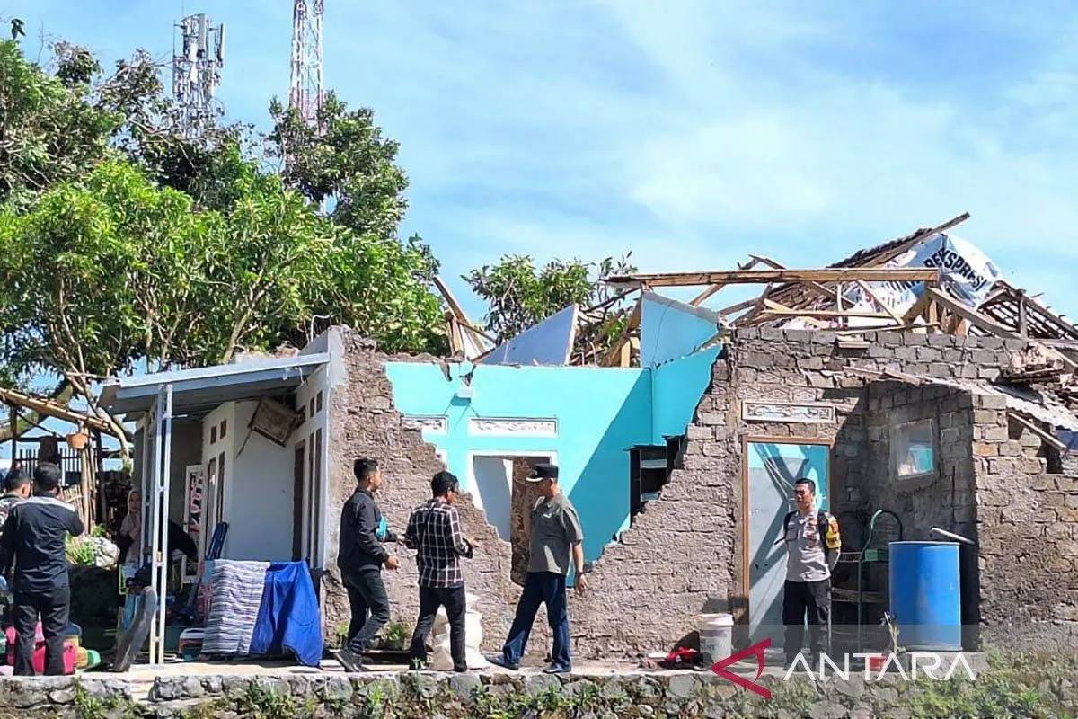 Hujan Lebat dan Angin Kencang Rusak 772 Rumah di Cianjur, Puluhan Warga Mengungsi