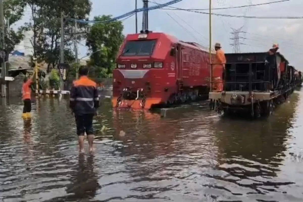Banjir Genangi Jalur Rel Semarang, 16 Perjalanan KA Batal dan Ubah Pola Operasi