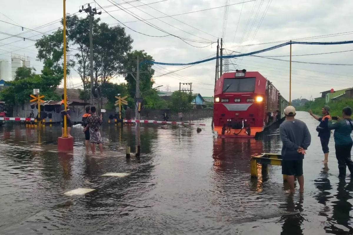 Perjalanan KA di Daop 7 Madiun Terdampak Banjir Semarang, KAI Terapkan Pola Memutar