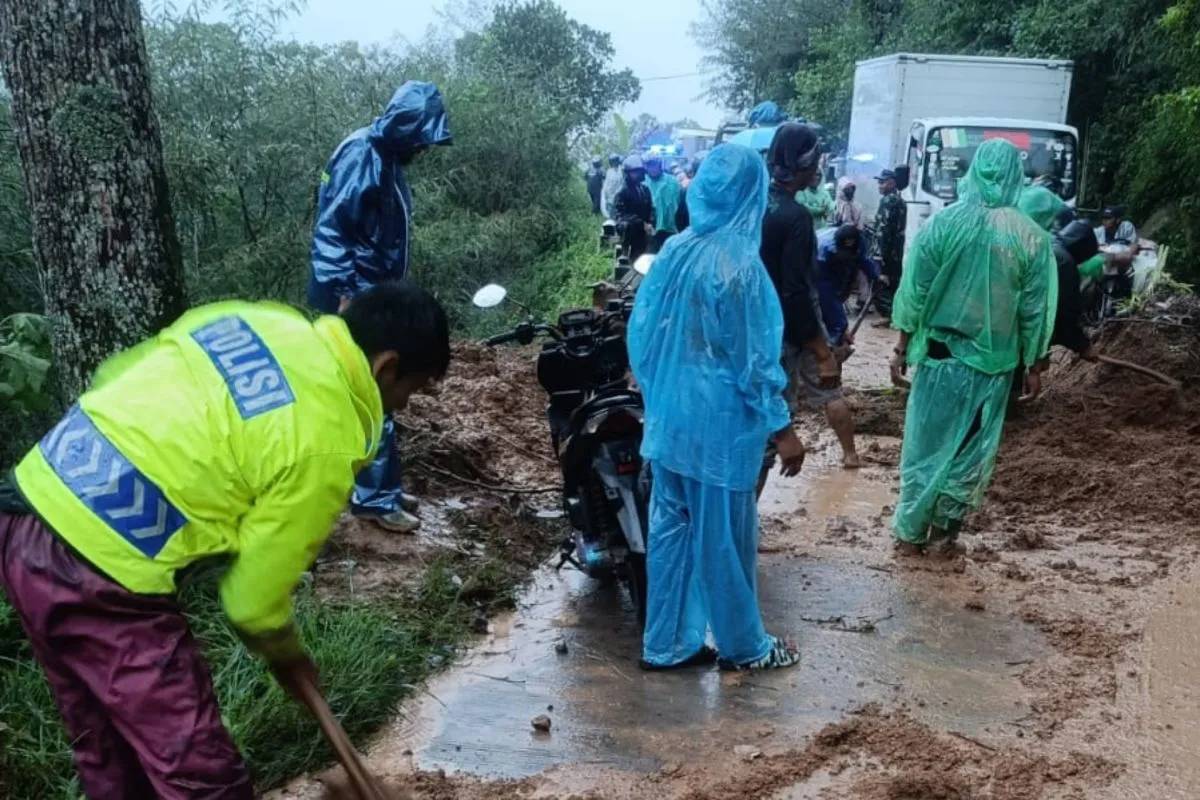 Tertutup Longsor Sehari, Jalur Selatan Garut Sudah Bisa Dilalui