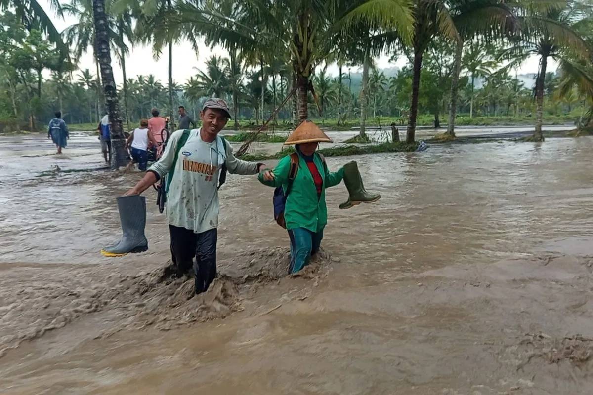Banjir Lahar Gunung Semeru Putus Akses Jalan, 300 KK di Lumajang Terisolasi