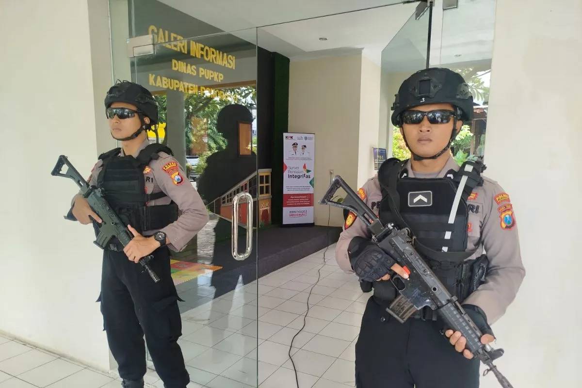 KPK Bawa Koper Saat Geledah Kantor DPUPKP Ponorogo