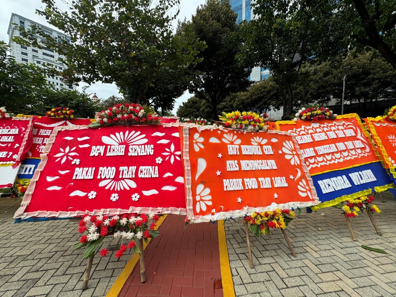 Tuntut Keadilan, Produsen Food Tray Kirim Karangan Bunga ke Kemenkeu