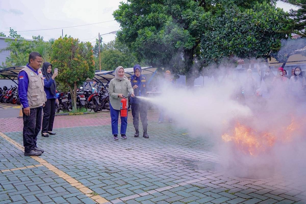 Bangun Budaya Kerja Aman dan Tanggap Darurat, PLN UIP JBT Latih Pegawai Gunakan APAR