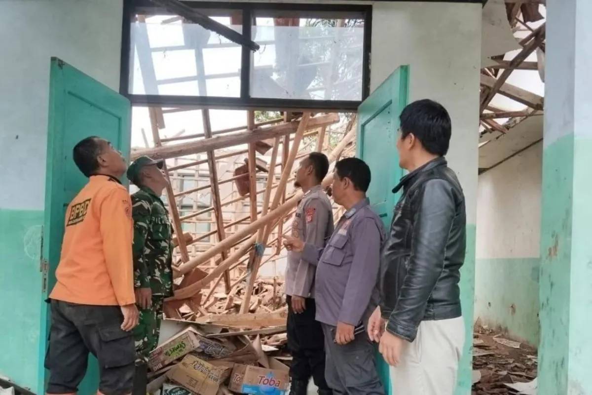 Ruang Kelas SMPN 1 Peundeuy Ambruk Akibat Hujan Deras, Tak Ada Korban