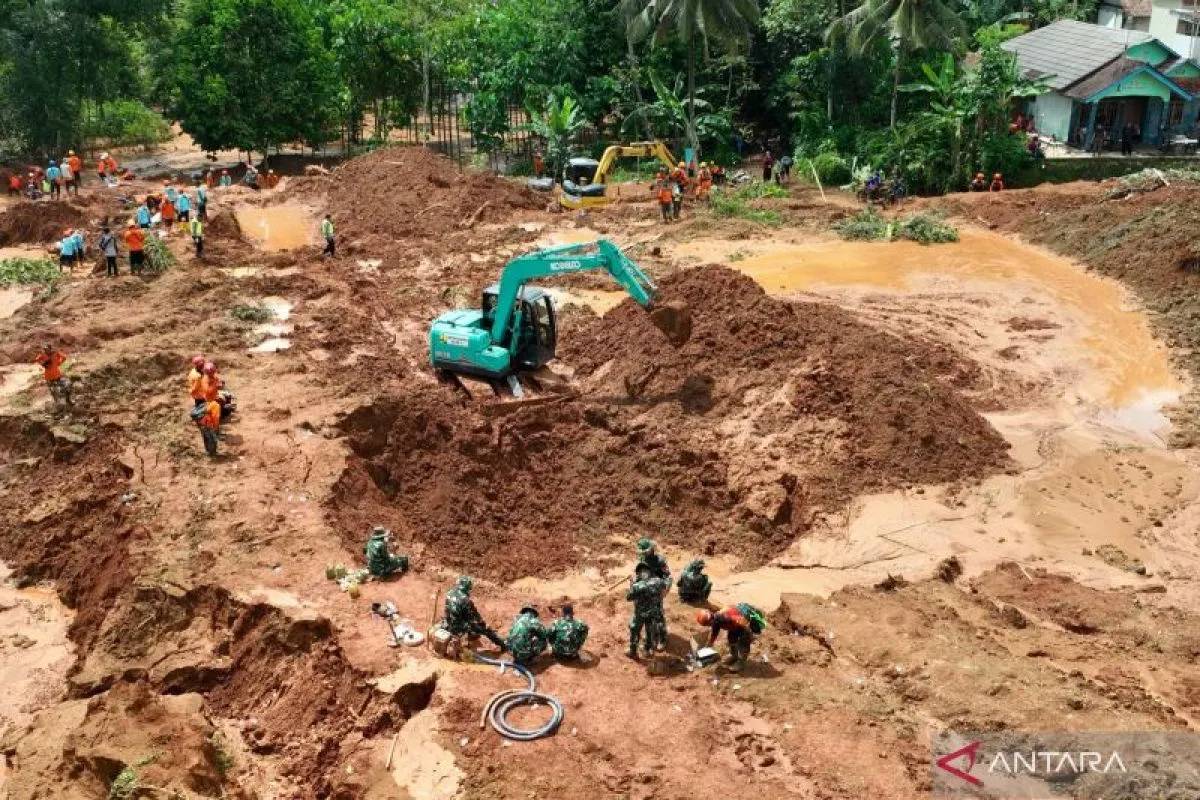 Pencarian 5 Korban Longsor Cilacap Fokus di 3 Sektor, Kerahkan 21 Ekskavator dan 9 K9