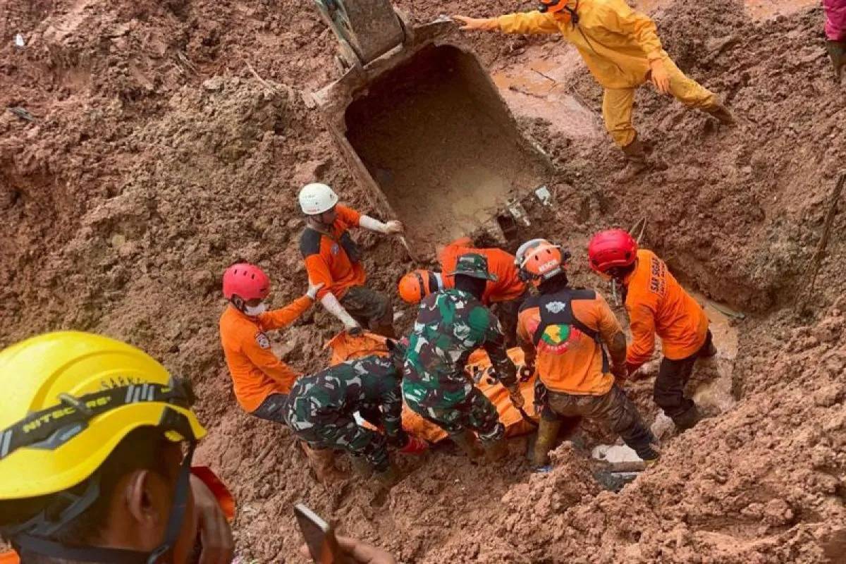 Jenazah Ibu dan Anak Ditemukan, 5 Korban Longsor Cilacap Masih Dicari