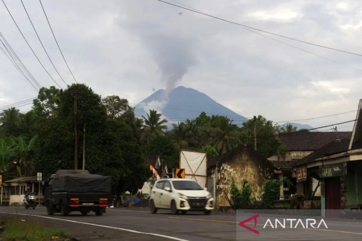 Gunung Semeru Alami 32 Gempa Guguran dan 25 Letusan dalam 6 Jam