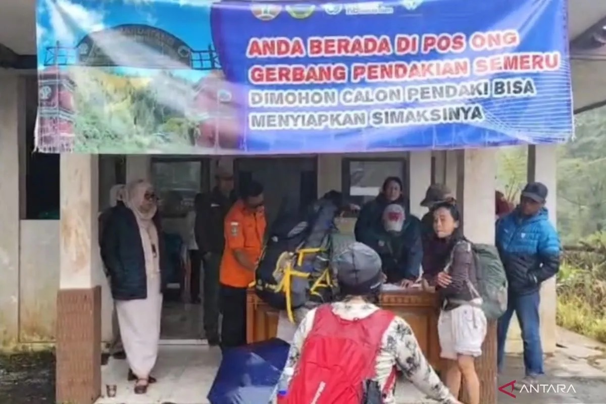 Semeru Meletus, Basarnas Dampingi Evakuasi Ratusan Pendaki