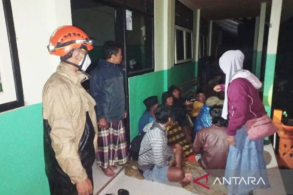 Material Vulkanik Semeru Ancam Permukiman, 300 Warga Mengungsi ke Balai Desa