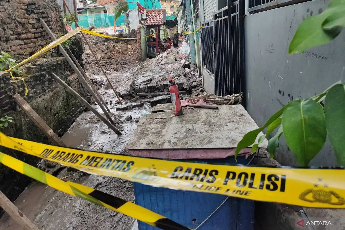 Diduga Akibat Proyek Renovasi dan Hujan Deras, Tembok Sekolah di Palmerah Roboh