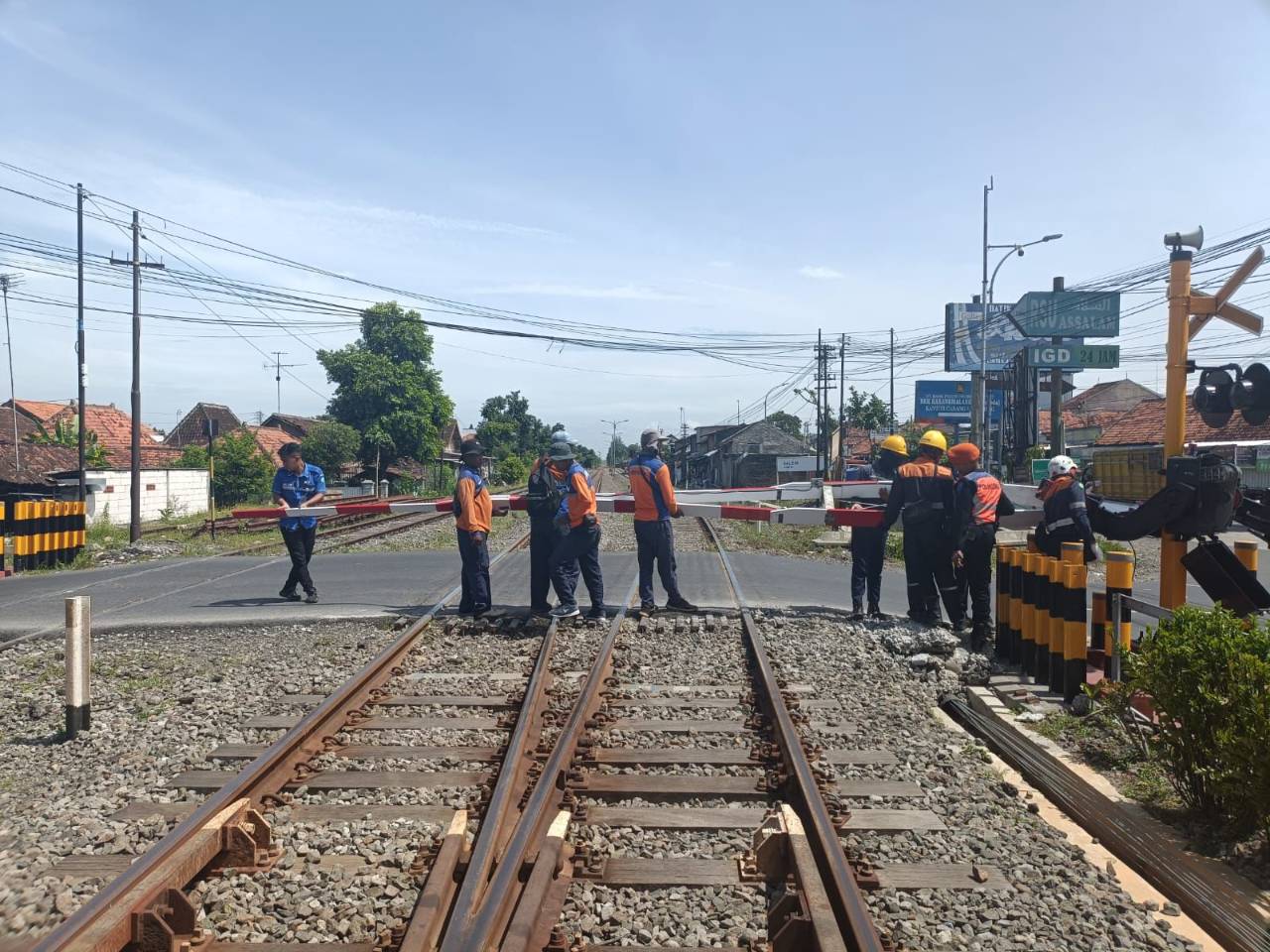 Palang Pintu Kereta di Stasiun Salem Ditabrak Truk, KAI Keluarkan Peringatan Keras