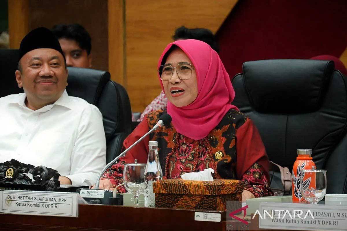 Komisi X Desak Pemerintahan Prabowo Hapus Status Guru Honorer di Akhir 2025