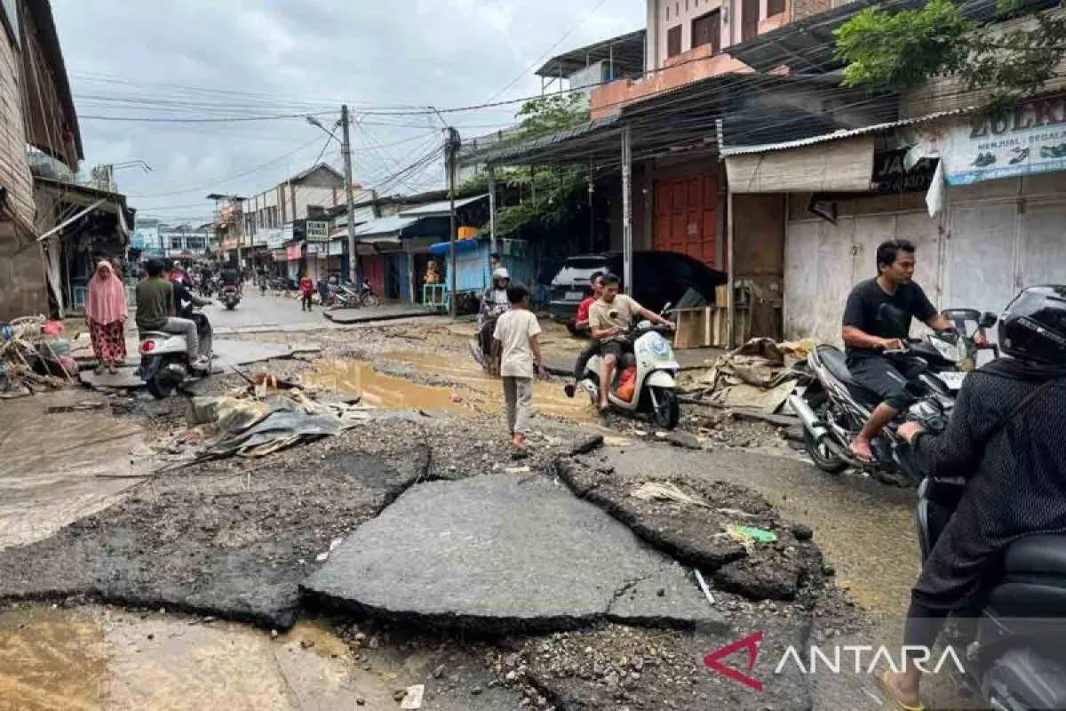 Infrastruktur Aceh Timur Rusak: Jalan Amblas Jembatan Putus dan Rumah Terseret Banjir