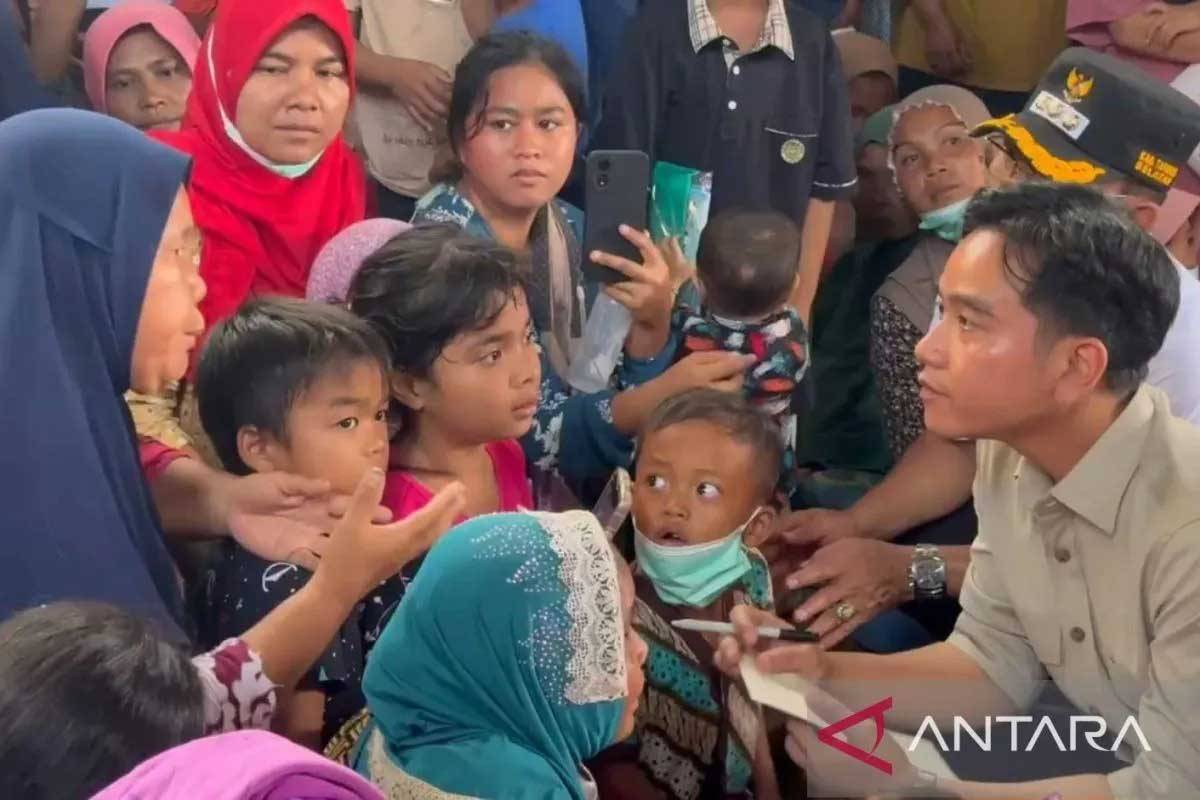 Gibran Bawa Buku Temui Korban Bencana, Janji Rumah Pengungsi Dibangun
