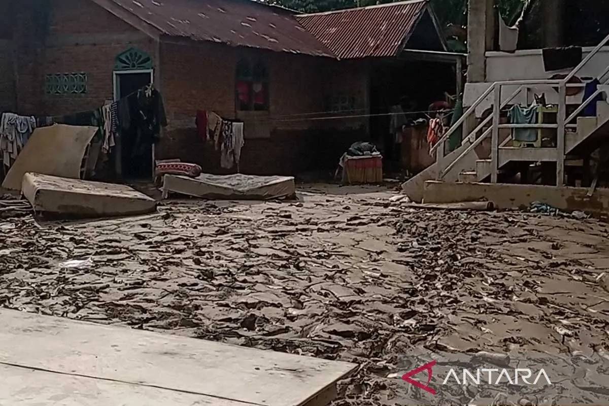 Banjir Tinggalkan Lumpur 2 Meter di Pidie Jaya, Desa Babah Krueng Lumpuh