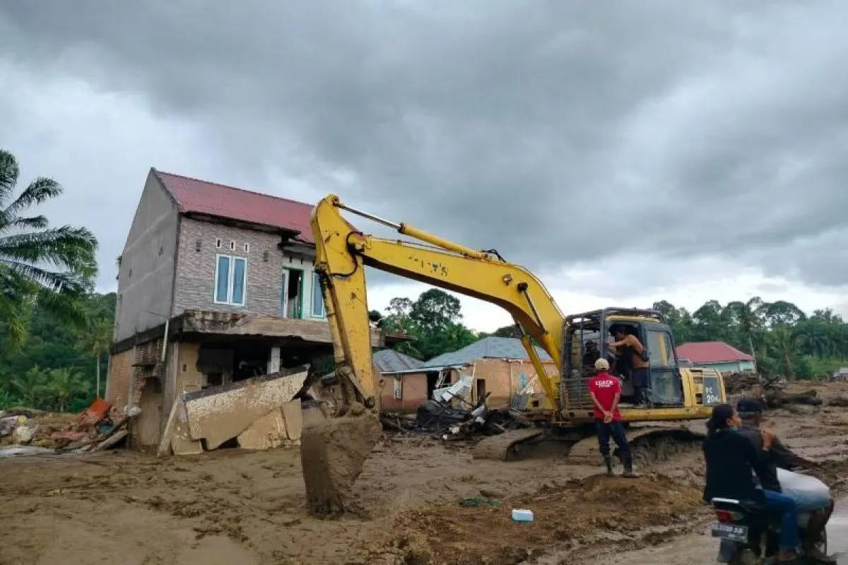 Akses Terputus dan Cari Korban Hilang, Agam Andalkan 33 Alat Berat