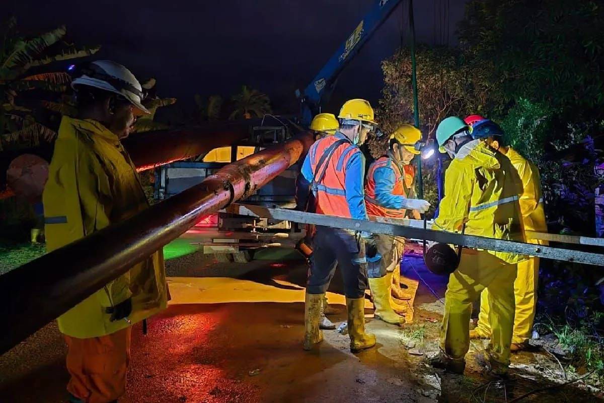 Tembus Medan Ekstrem seperti Tebing dan Lumpur, PLN Pulihkan Listrik Sumut 100 Persen