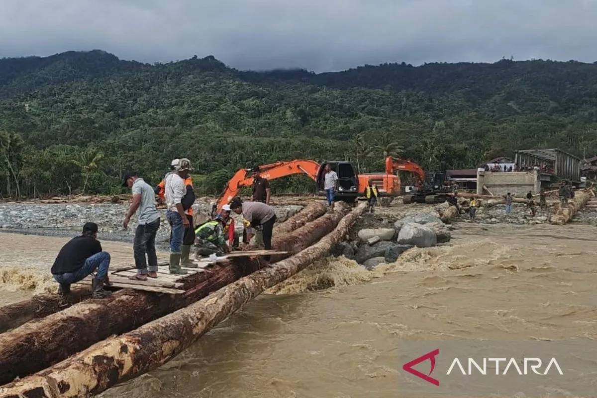 BPJN Bangun Jembatan Sementara dari Kayu Hanyut di Nagan Raya, Akses 3 Desa Pulih
