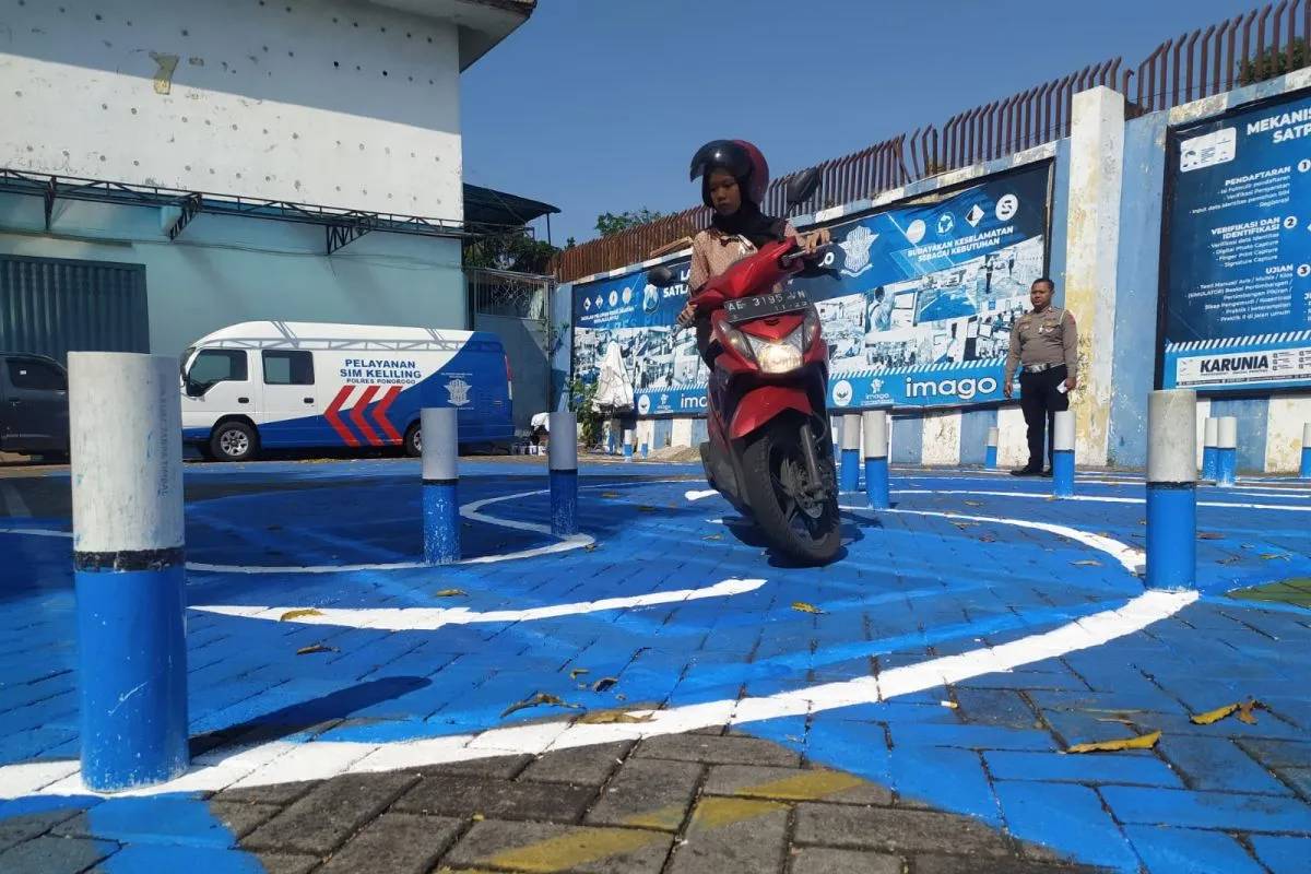 Polri Permudah Korban Banjir Sumatra Urus SIM STNK dan BKPB