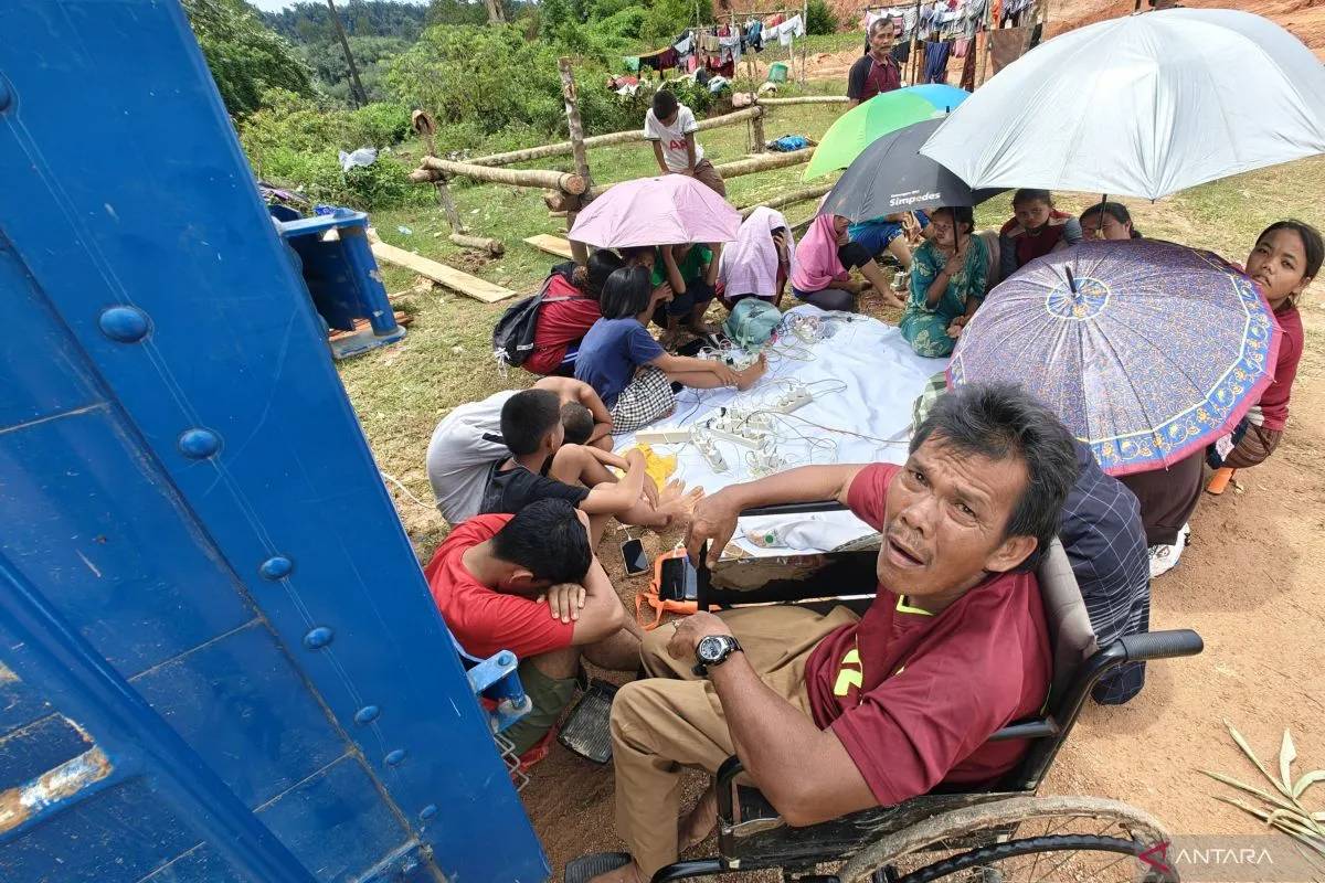 Nekat Jalan Kaki Turun Bukit 4 Jam, Pengungsi Tapanuli Tengah Cari Sinyal dan Listrik