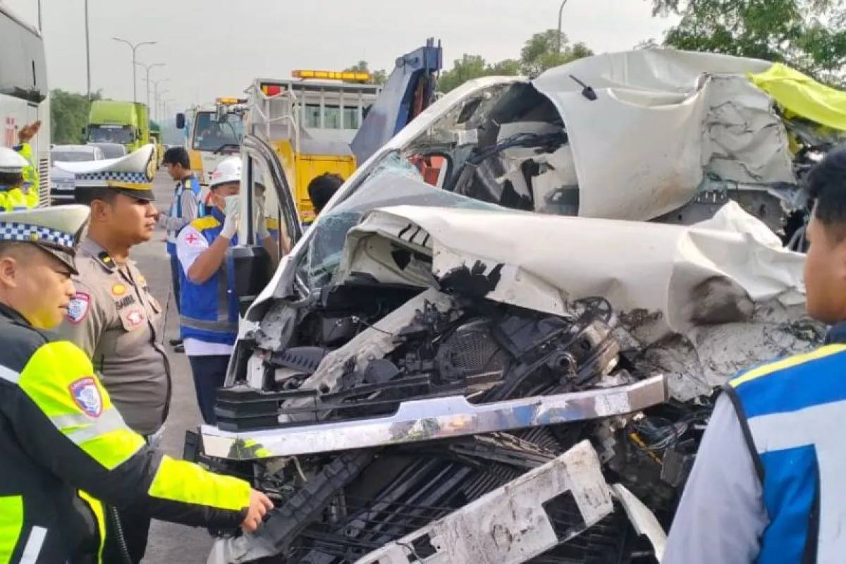 Sopir Minibus Diduga Ngantuk, 2 Tewas dalam Kecelakaan di Tol Malang–Pandaan