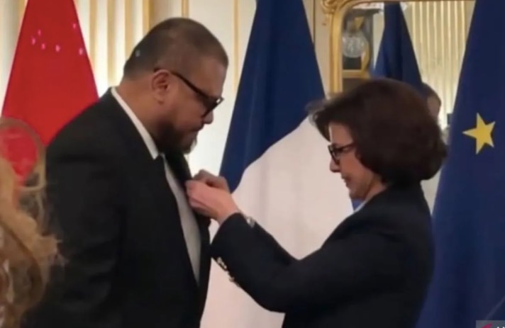 Hebat! Joko Anwar Terima Penghargaan dari Pemerintah Prancis