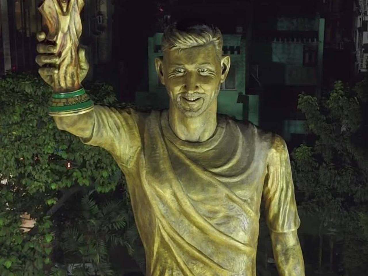 Resmikan Patung 21 Meter di India, Messi Tersenyum Canggung