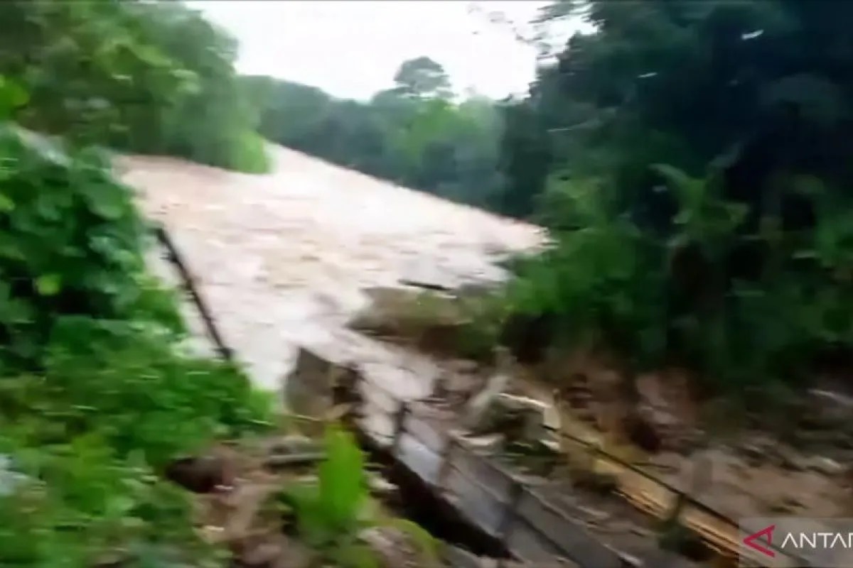 9 Kecamatan di Sukabumi Dilanda Longsor dan Banjir, Jembatan Ambruk Jalan Terputus