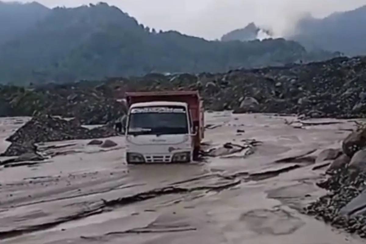 Banjir Lahar Hujan Gunung Semeru Lebih dari 3 Jam, Warga Diminta Jauhi DAS