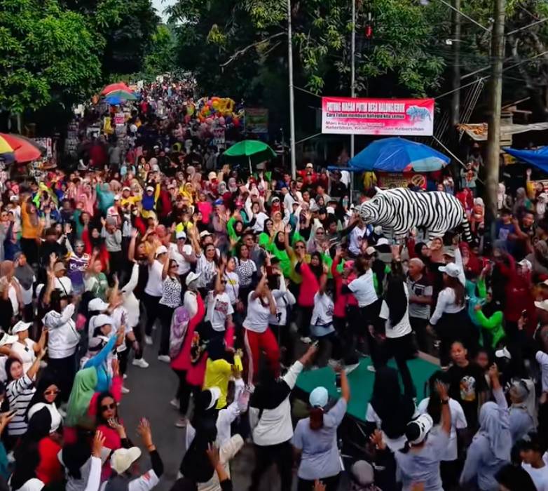 Patung Macan Putih Kediri jadi Wisata Baru, Warga Ramai Foto dan Muncul Pasar Kaget