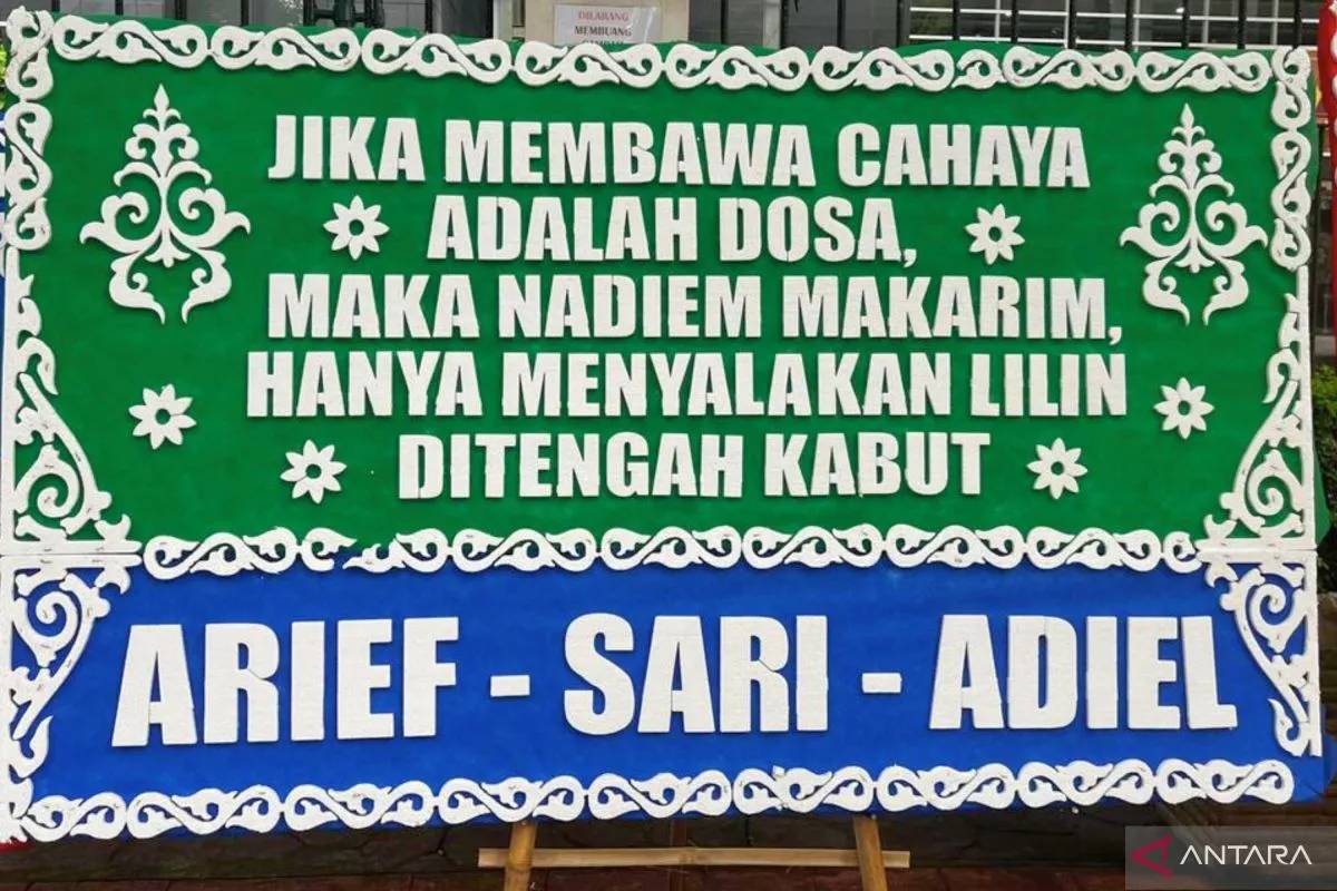 Karangan Bunga Banjiri Sidang Nadiem Makarim, Pesannya Bikin Salah Fokus