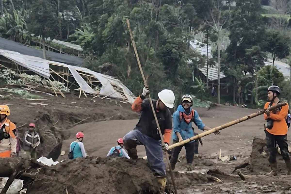 SAR Evakuasi 74 Korban Longsor Cisarua Bandung, 6 Belum Ditemukan