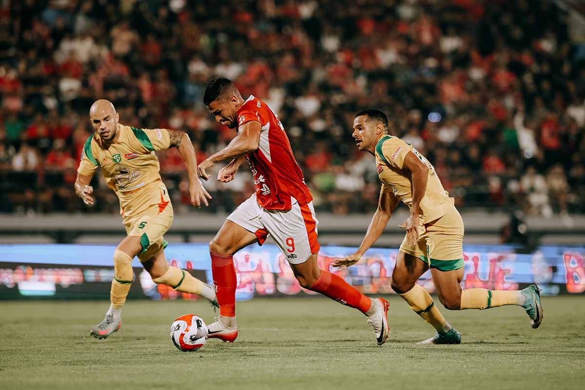 Johnny Jansen Evaluasi Lini Depan Bali United yang Tumpul Lawan Persebaya