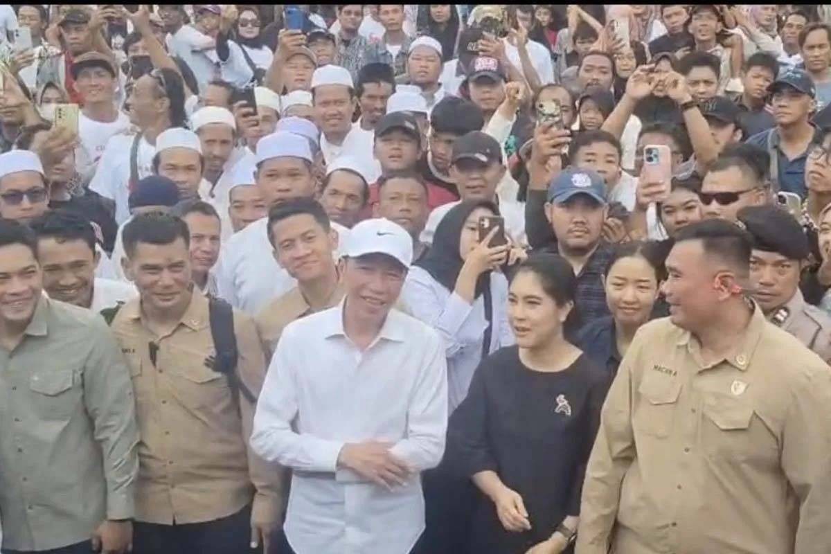 Jokowi Membaur dengan Warga Saat Hadiri Kirab Budaya di Tegal