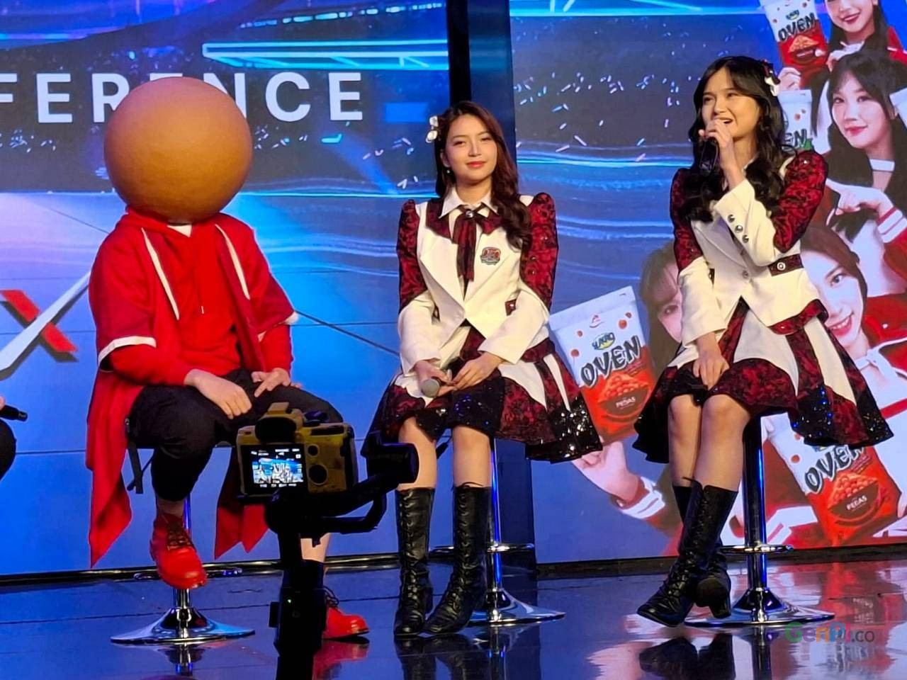 Sukro Oven Jadi Camilan Favorit JKT48 Saat Tampil di Panggung