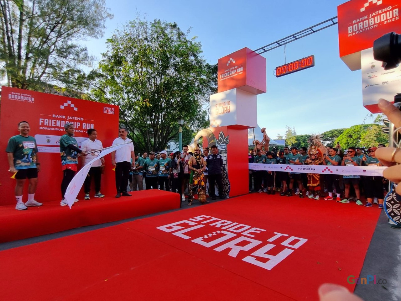 Seribuan Pelari Ikuti Road to Borobudur Marathon Lewat Friendship Run di Solo