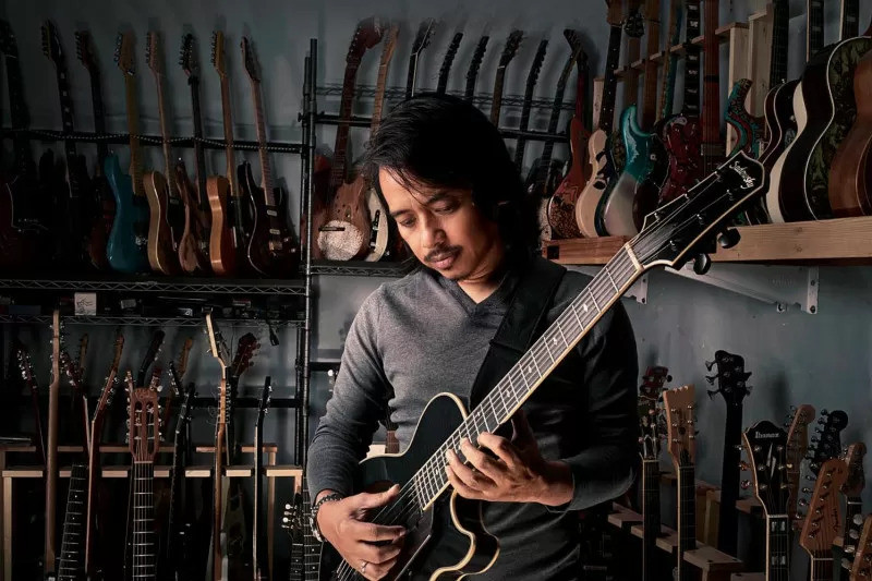 Profil Musisi Dewa Budjana, Gitaris Gigi Asli Bali - GenPI.co BALI