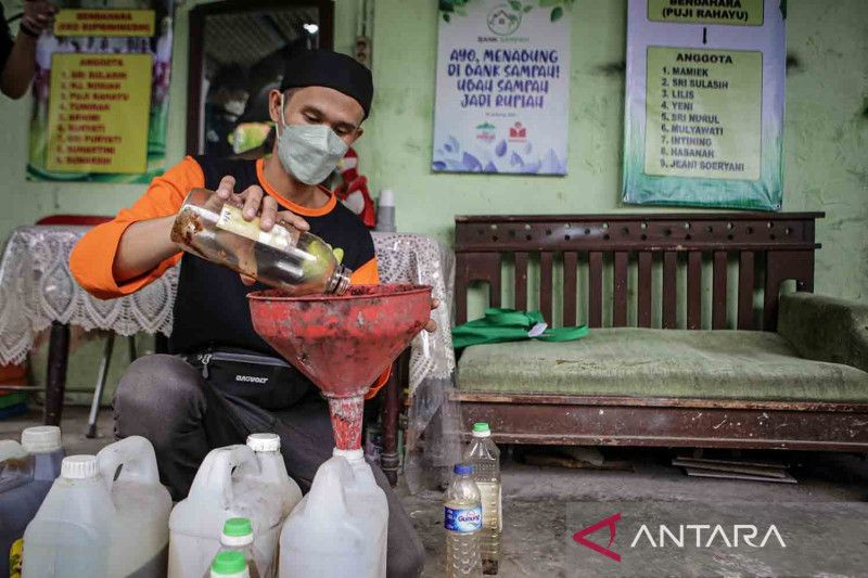 Buang Minyak Goreng Bekas Dengan 3 Cara Aman Ini - GenPI.co BANTEN