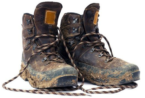 Menurut kamu sepatu apa yang cocok untuk dipakai saat travelling ke daerah pegunungan?