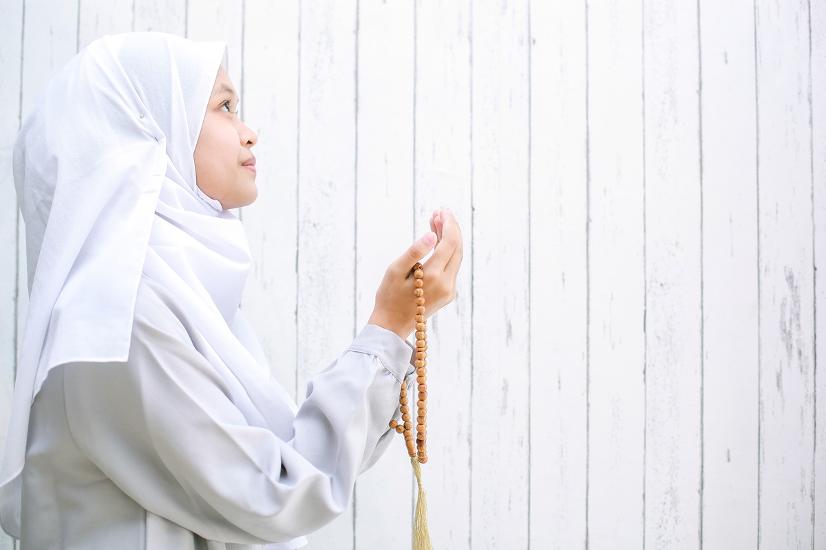 Начать молиться мусульманину. Мусульманка молится. Женщина молится. Мусульманские женщины молятся. Молящаяся женщина мусульманка.