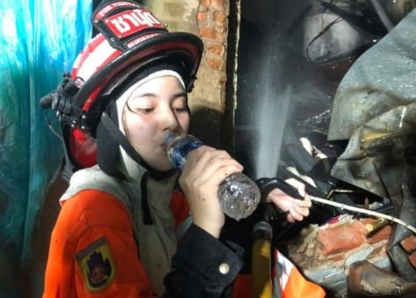 Melongo! Cewek Secantik Bidadari jadi Petugas Pemadam Kebakaran