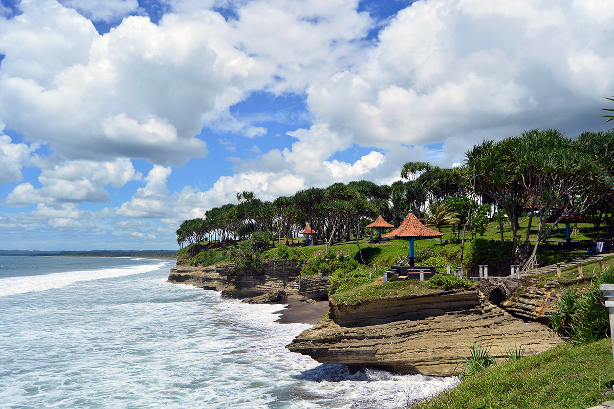 Menikmati Pemandangan Pantai Batu Hiu Tanah Lot Nya Jawa Barat Genpi