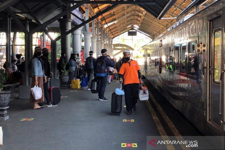 Gambar Mengenai Jadwal dan Harga Tiket Kereta Api Surabaya
