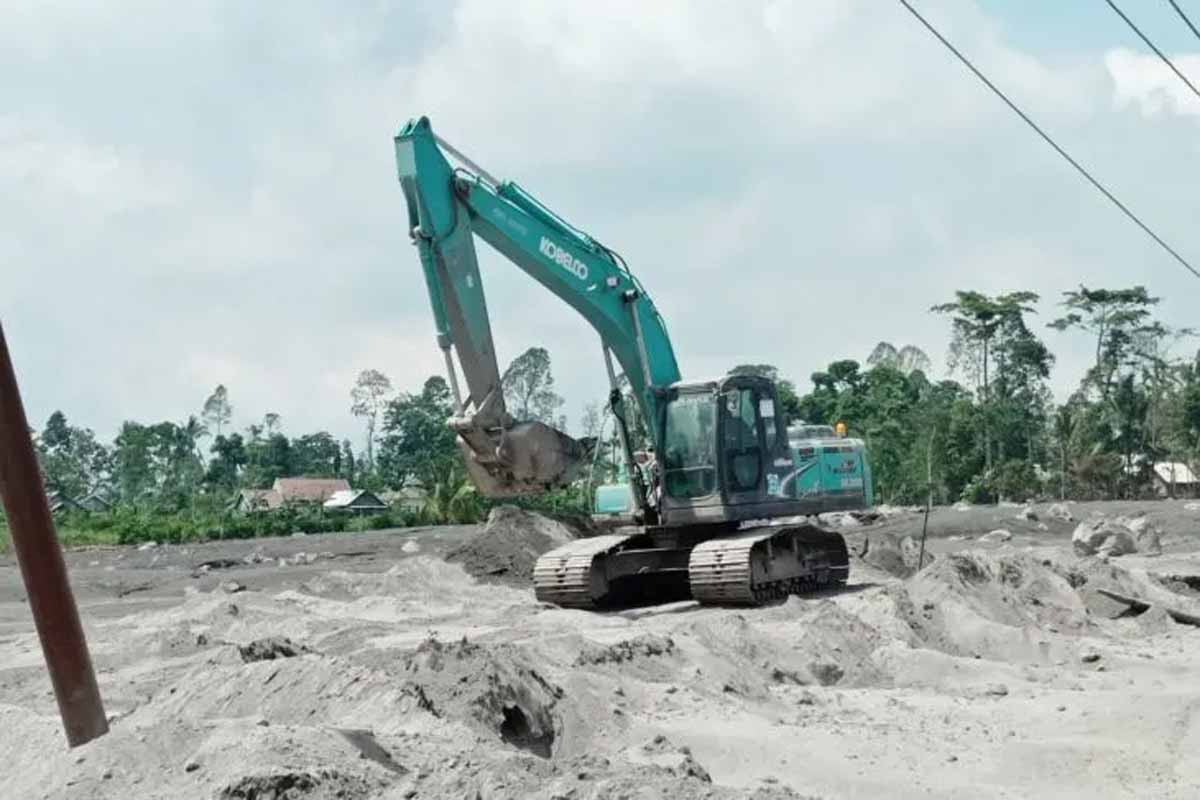 Status Gunung Semeru Turun, BPBD Kerahkan 7 Alat Berat Bersihkan Jalan ...