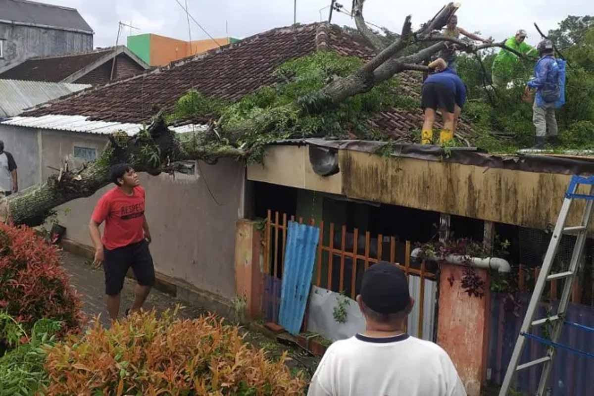 Hujan Deras Disertai Angin Kencang Di Malang Membuat Rumah Rusak Di Desa Genpi Co Jatim